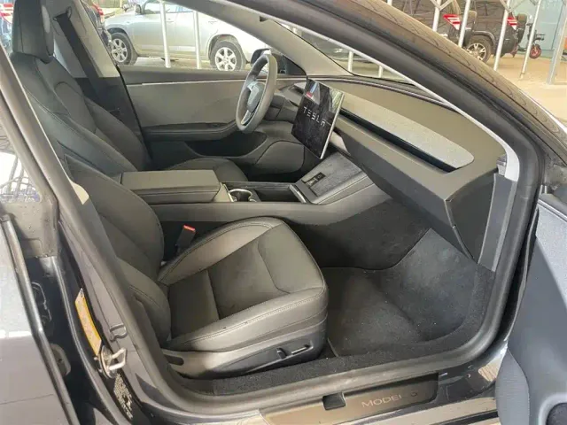 Tesla Model 3 — Фото автомобиля 14