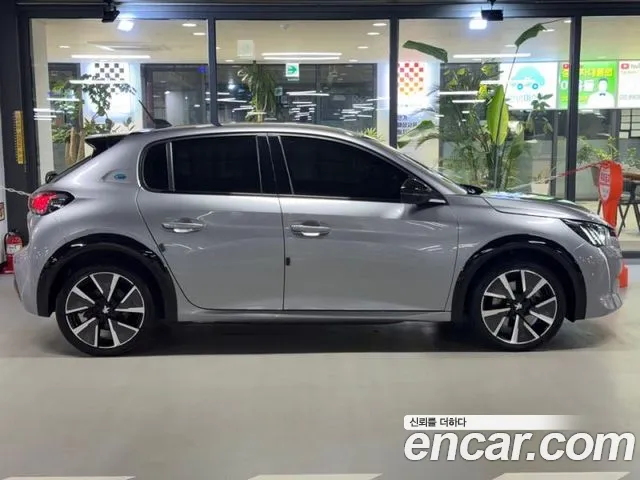 Peugeot 208 — Фото автомобиля 3