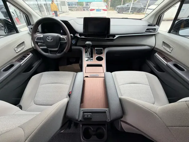 Toyota Sienna — Фото автомобиля 11