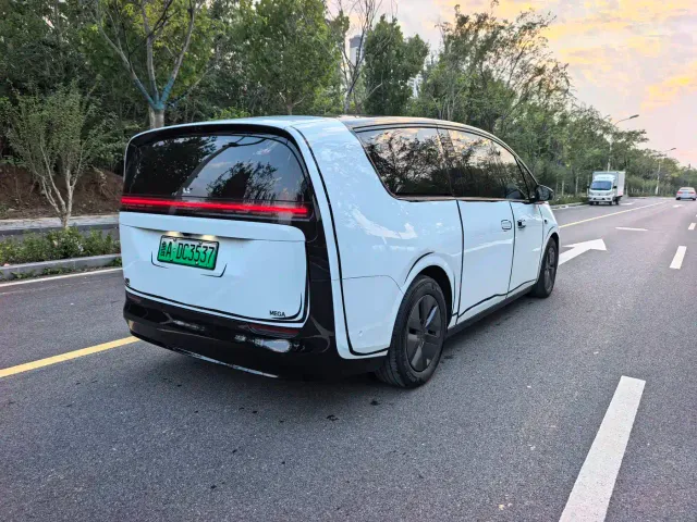 Li Auto MEGA — Фото автомобиля 5