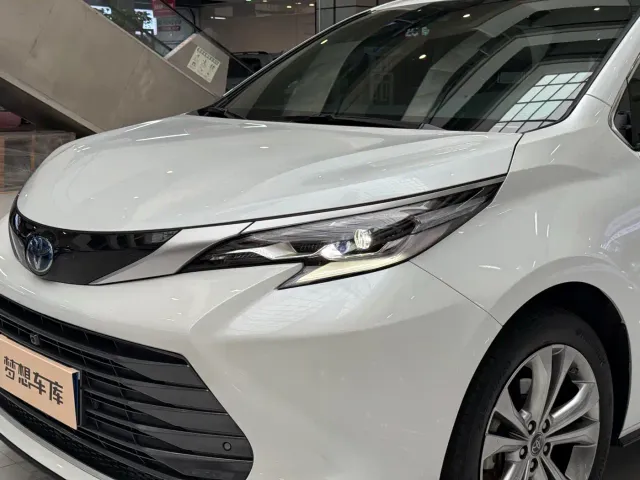 Toyota Sienna — Фото автомобиля 8