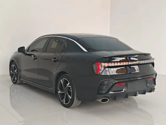 Lynk & Co 03 — Фото автомобиля 13