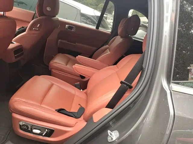 Li Auto L8 — Фото автомобиля 12