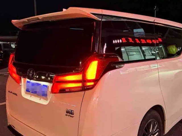 Toyota Alphard — Фото автомобиля 4