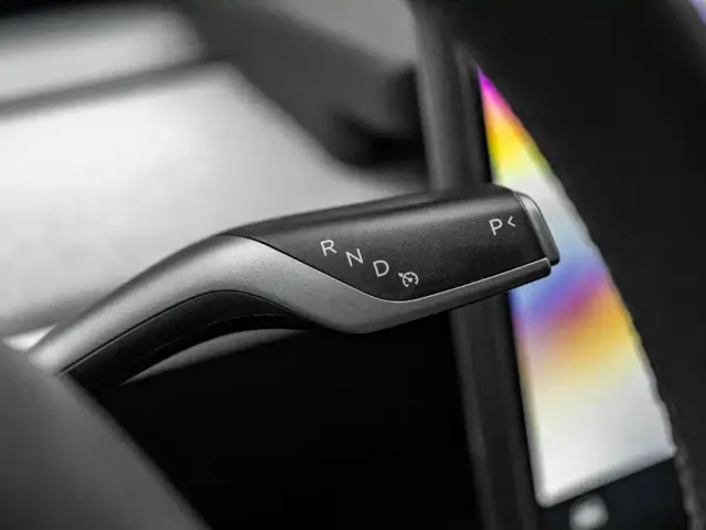 Tesla Model Y — Фото автомобиля 11