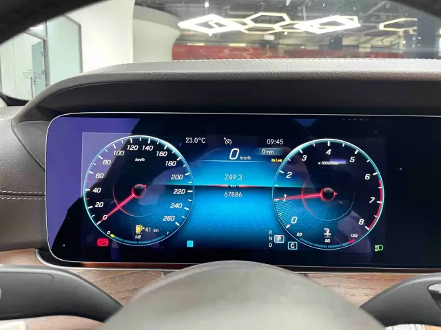 Mercedes-Benz E-Class — Фото автомобиля 10