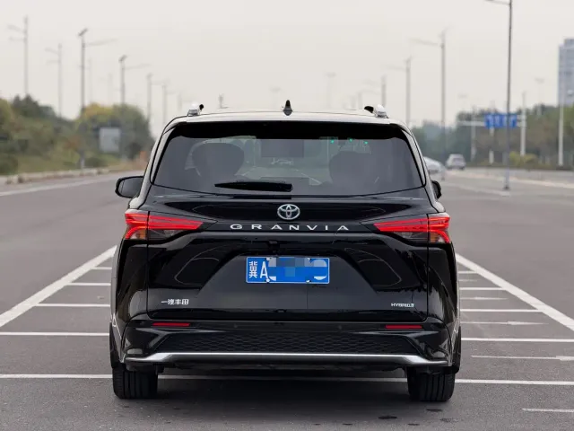 Toyota Granvia — Фото автомобиля 11