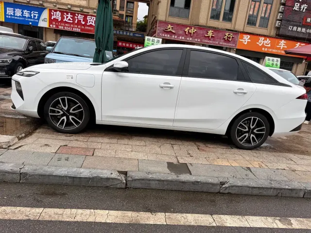 Roewe D6 — Фото автомобиля 7