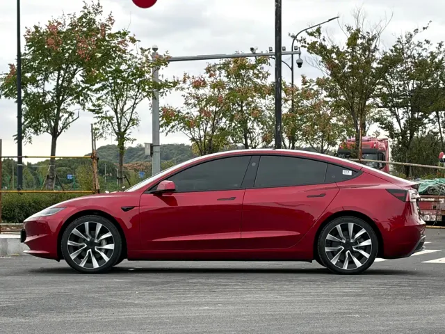 Tesla Model 3 — Фото автомобиля 3