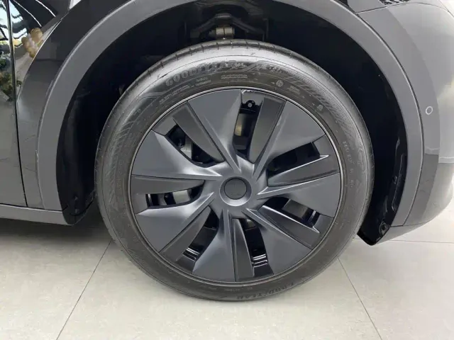 Tesla Model Y — Фото автомобиля 8