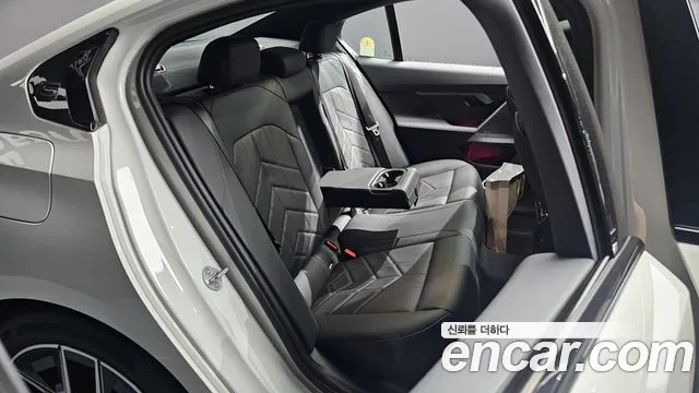 BMW 5 Series G60 — Фото автомобиля 11