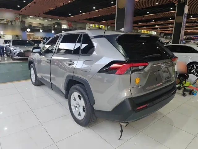 Toyota RAV4 — Фото автомобиля 8