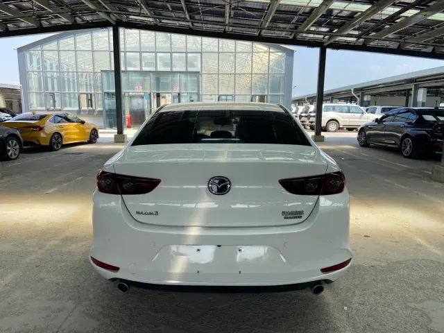 Mazda Axela — Фото автомобиля 5