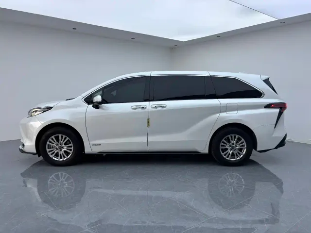 Toyota Sienna — Фото автомобиля 16