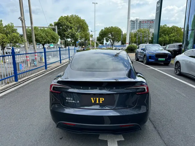 Tesla Model 3 — Фото автомобиля 5