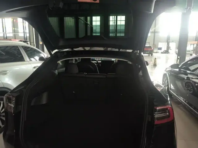 Tesla Model Y — Фото автомобиля 18