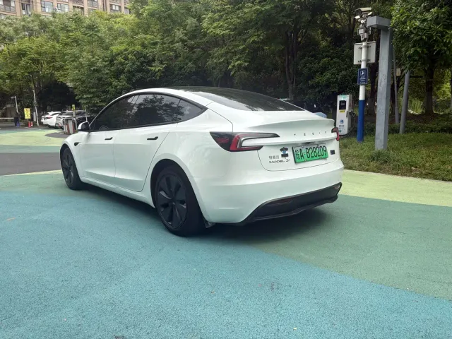 Tesla Model 3 — Фото автомобиля 10