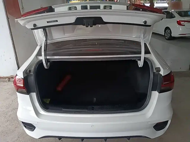 Roewe i5 — Фото автомобиля 18
