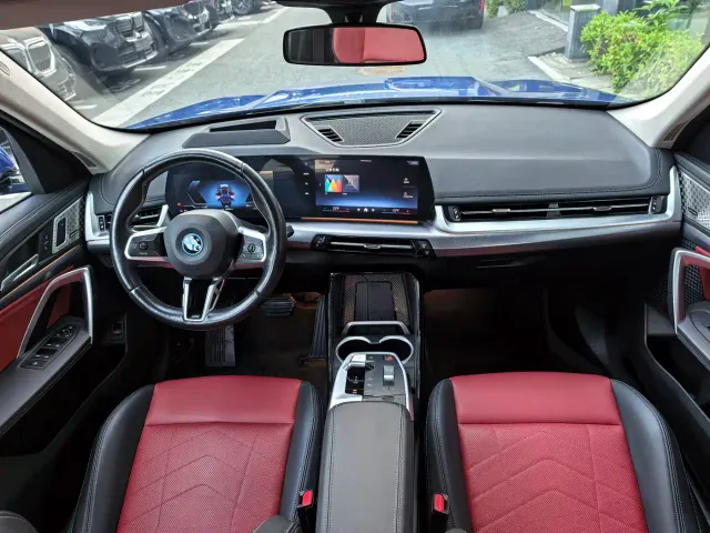 BMW iX1 — Фото автомобиля 7