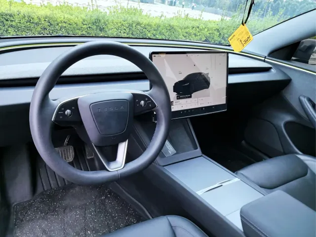 Tesla Model 3 — Фото автомобиля 4