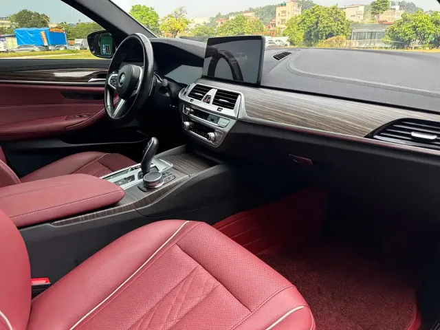 BMW 5 Series — Фото автомобиля 11