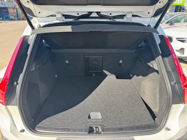 Volvo XC40 — Фото автомобиля 9