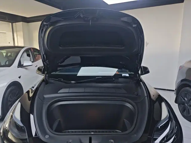 Tesla Model Y — Фото автомобиля 19