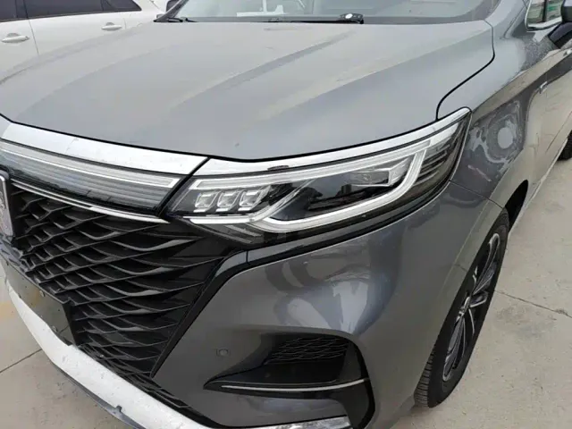Roewe iMAX8 — Фото автомобиля 23