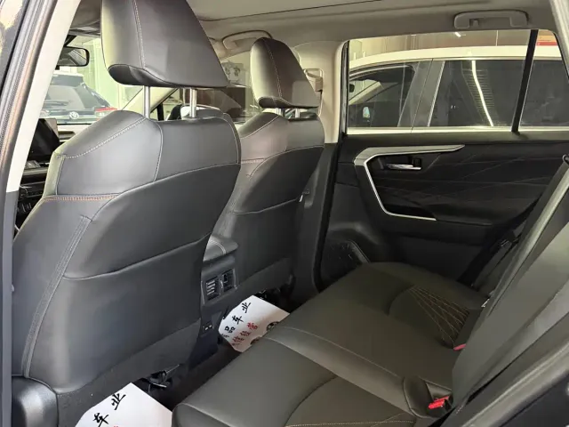 Toyota RAV4 — Фото автомобиля 8