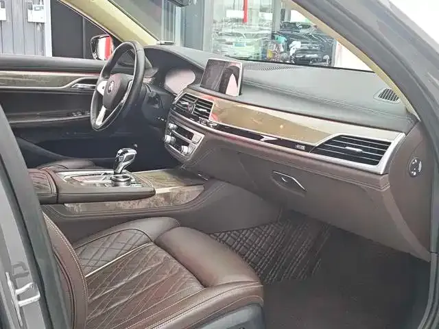 BMW 7 Series — Фото автомобиля 11