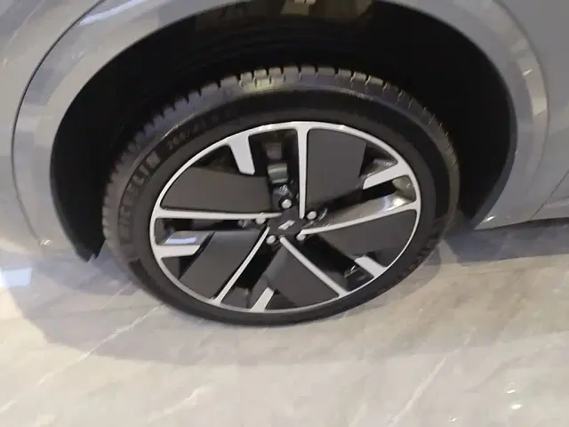 Li Auto L8 — Фото автомобиля 22