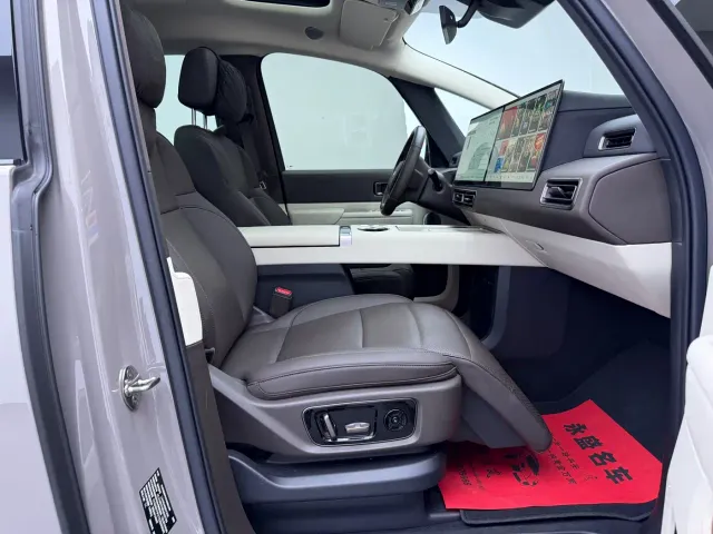 Li Auto MEGA — Фото автомобиля 11