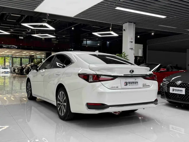 Lexus ES — Фото автомобиля 14
