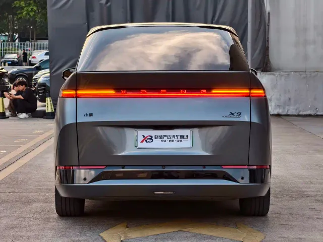 Xpeng X9 — Фото автомобиля 5