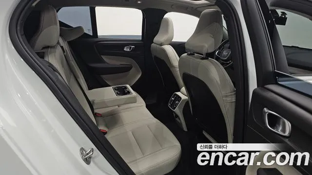 Вольво XC40 — Фото автомобиля 25