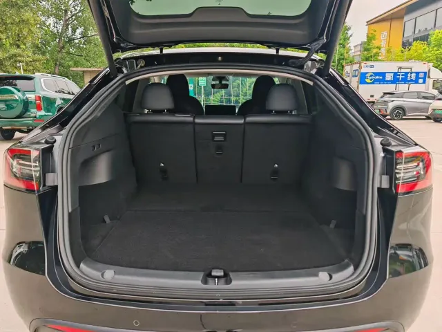 Tesla Model Y — Фото автомобиля 9