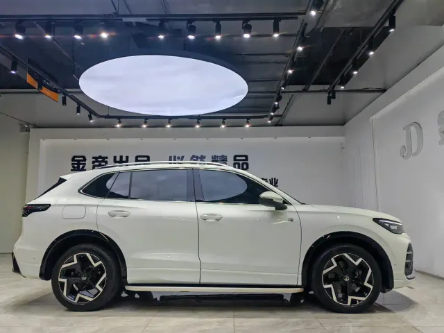 Volkswagen Tiguan L — Фото автомобиля 12