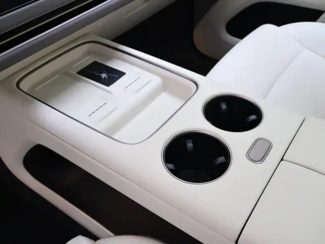 Li Auto i8 — Фото автомобиля 12