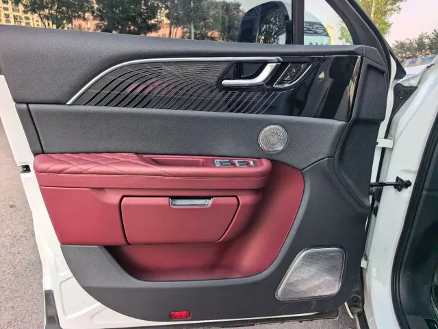 Hongqi E-HS9 — Фото автомобиля 15