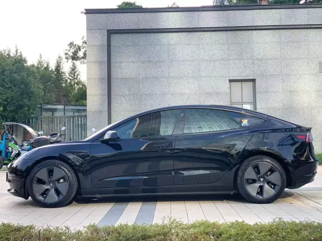 Tesla Model 3 — Фото автомобиля 4