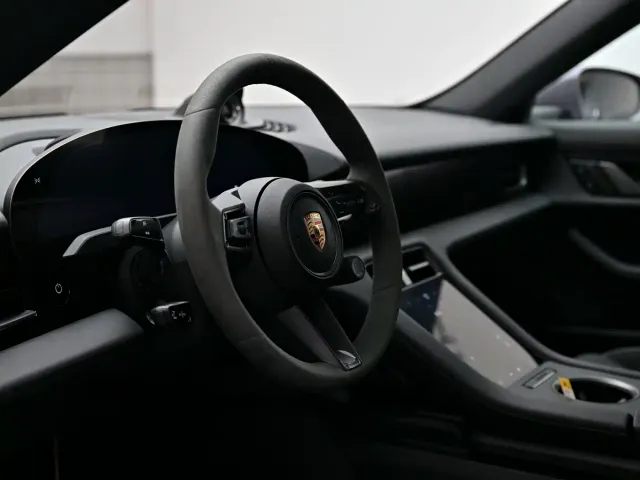Porsche Taycan — Фото автомобиля 7