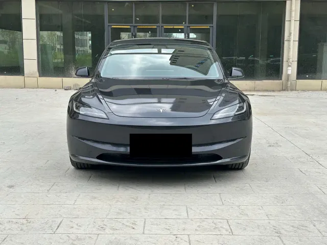 Tesla Model 3 — Фото автомобиля 3