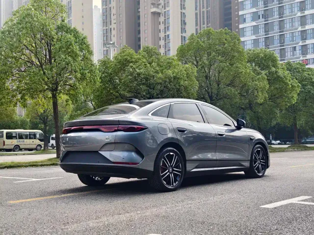 BYD Qin L — Фото автомобиля 9