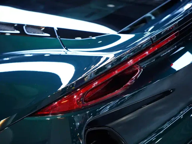 Lotus Emira — Фото автомобиля 9