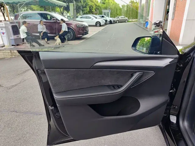 Tesla Model Y — Фото автомобиля 6