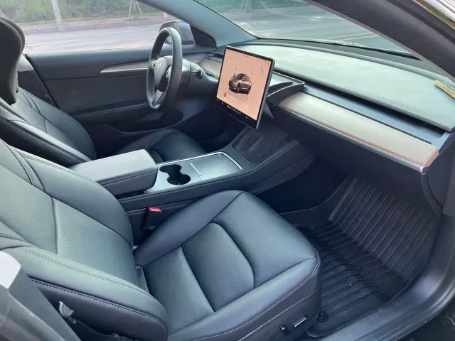 Tesla Model 3 — Фото автомобиля 9