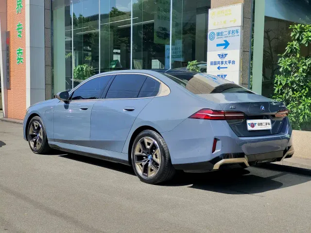 BMW i5 — Фото автомобиля 4
