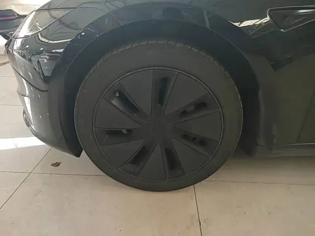 Tesla Model 3 — Фото автомобиля 22