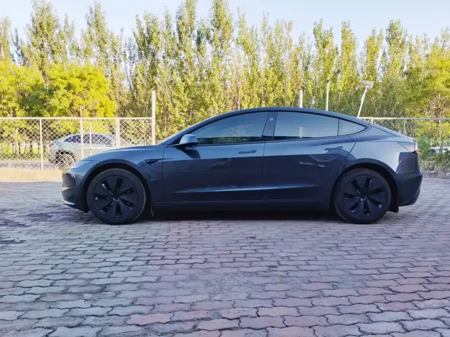 Tesla Model 3 — Фото автомобиля 6