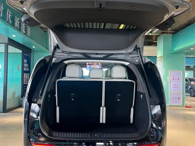 Li Auto MEGA — Фото автомобиля 4